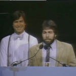 Steve Jobs und Steve Wozniak bei der Präsentation des Apple II (1977)