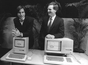 Steve Jobs (l.) und John Sculley bei der Präsentation des Apple Macintosh