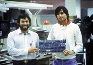 1977: Steve Wozniak und Steve Jobs mit Apple-II-Mainboard