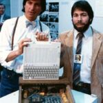 1984: Steve Jobs und Steve Wozniak präsentieren den Apple IIc