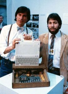 1984: Steve Jobs und Steve Wozniak präsentieren den Apple IIc