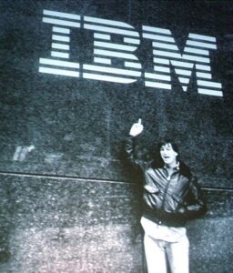 Steve Jobs zeigt IBM den Finger