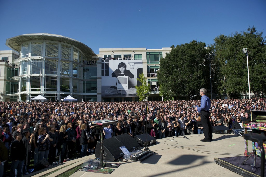 Apple-CEO Tim Cook spricht auf dem Apple-Campus in Cupertino über Steve Jobs