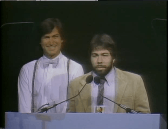 Steve Jobs und Steve Wozniak bei der Präsentation des Apple II (1977)