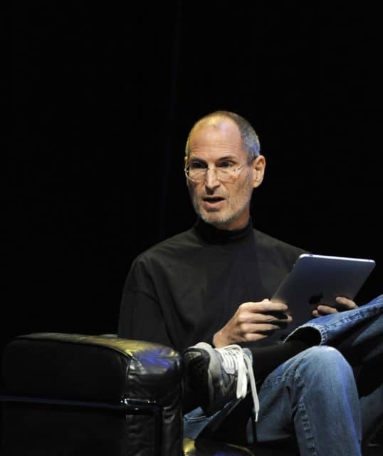 Steve Jobs führt das iPad vor.
