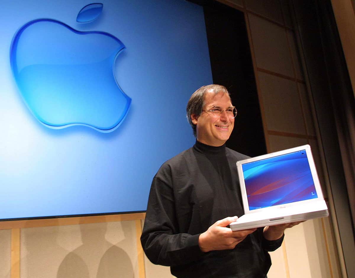Steve Jobs präsentiert das erste iBook (2001) - Foto: John G. Mabanglo/EPA