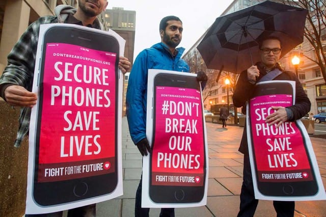 Streit um eine Entsperrung des iPhone: Demonstranten protestieren vor dem FBI-Hauptquartier in Washington, DC, gegen die Forderungen der Ermittler. Foto: Michael Reynolds / EPA