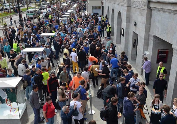 Apple-Fans und Kunden warten auf die Öffnung des Apple Stores am Ku'damm in Berlin.