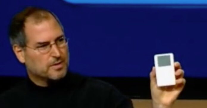 Steve Jobs mit dem ersten iPod (2001)
