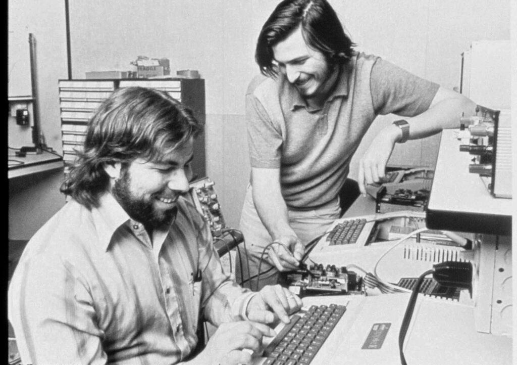 Steve Wozniak und Steve Jobs mit dem Apple II